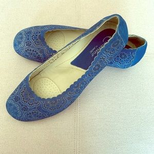 Earth shoes flats.